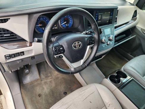 Used 2016 Toyota Sienna XLE w/ XLE Navigation Package FWD image 2