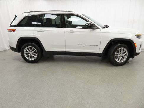 Used 2023 Jeep Grand Cherokee Laredo w/ Luxury Tech Group I AWD/4WD image 10