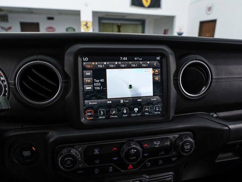 Used 2018 Jeep Wrangler Unlimited Sahara AWD/4WD image 24