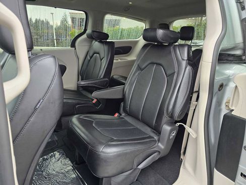 Used 2024 Chrysler Pacifica Touring-L image 16