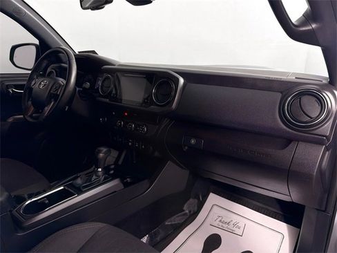 Used 2018 Toyota Tacoma TRD Sport w/ Technology Package image 31