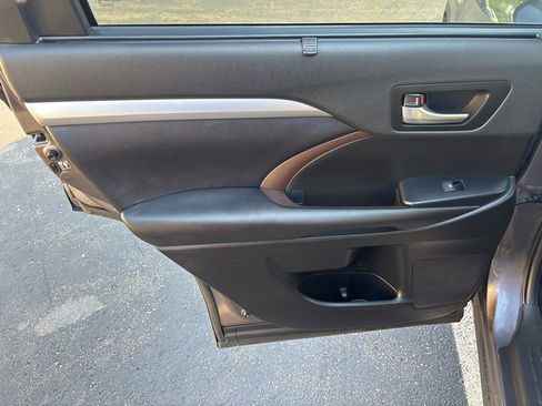 Used 2019 Toyota Highlander XLE image 30