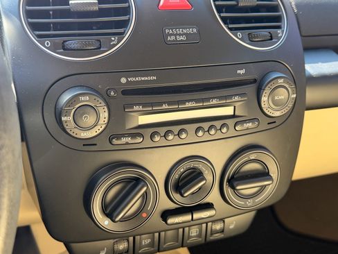 Used 2009 Volkswagen Beetle Coupe image 9