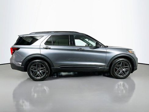 Used 2025 Ford Explorer ST-Line w/ ST-Line Street Pack image 8