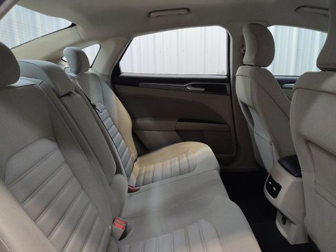 Used 2017 Ford Fusion SE w/ Fusion SE Technology Package FWD image 19