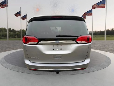 Used 2018 Chrysler Pacifica Touring-L FWD image 4