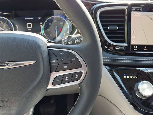 Used 2023 Chrysler Pacifica Limited FWD image 23