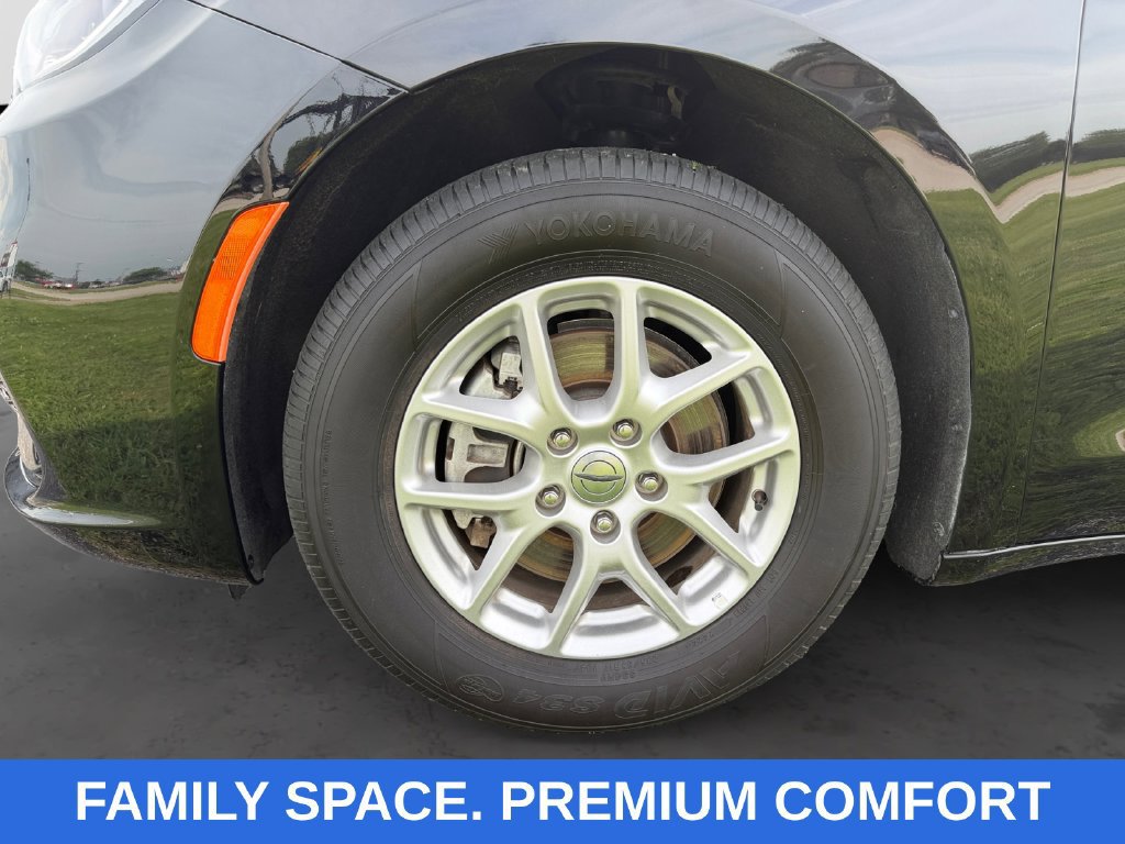 Used 2025 Chrysler Pacifica Select FWD image 15