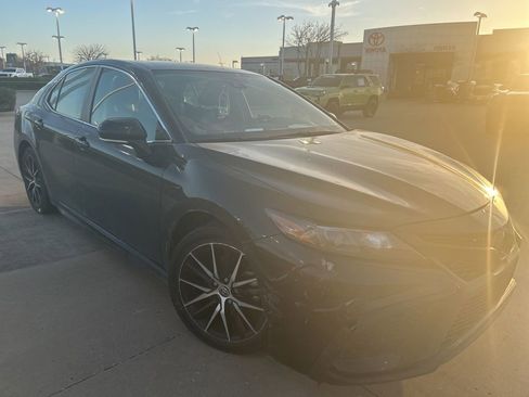 Used 2023 Toyota Camry SE image 3