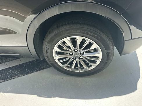 Used 2025 Cadillac XT4 Premium Luxury FWD image 11