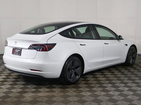 Used 2022 Tesla Model 3 Standard Range image 10