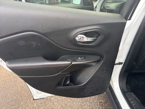 Used 2019 Jeep Cherokee Trailhawk w/ Cold Weather Group image 17