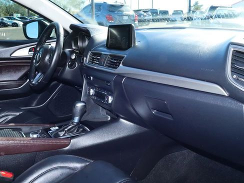 Used 2018 MAZDA MAZDA3 Touring image 34