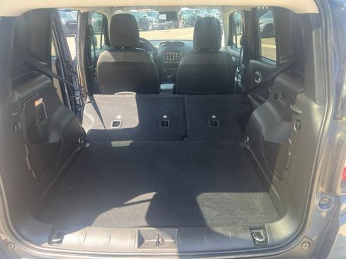 Used 2023 Jeep Renegade Latitude w/ Premium Group AWD/4WD image 15