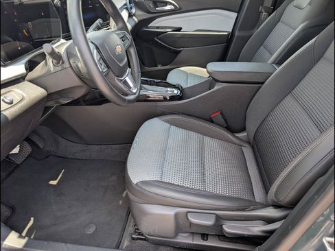 Used 2025 Chevrolet Trax LT w/ LT Convenience Package FWD image 8