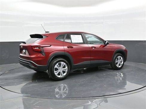 Used 2025 Chevrolet Trax LS image 7
