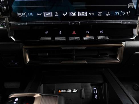 Used 2025 GMC Hummer EV 2X image 27