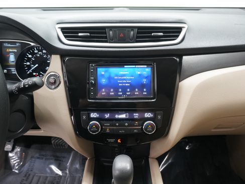 Used 2016 Nissan Rogue SV FWD image 18
