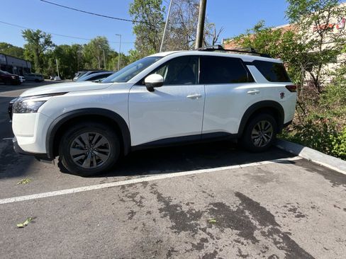 Used 2023 Nissan Pathfinder SV image 2