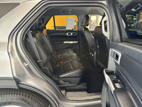 Used 2022 Ford Explorer XLT w/ Equipment Group 202A AWD/4WD image 19