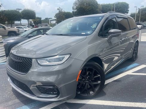 Used 2021 Chrysler Pacifica Touring-L w/ Uconnect Theater Family Group FWD image 1
