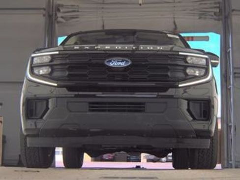 Used 2025 Ford Expedition Active image 3