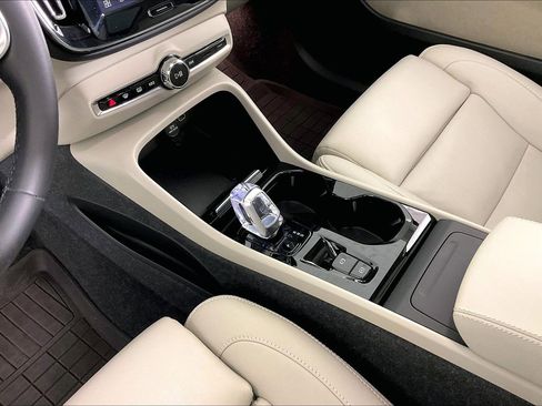 Used 2025 Volvo XC40 B5 Plus w/ Protection Package Premier AWD/4WD image 15