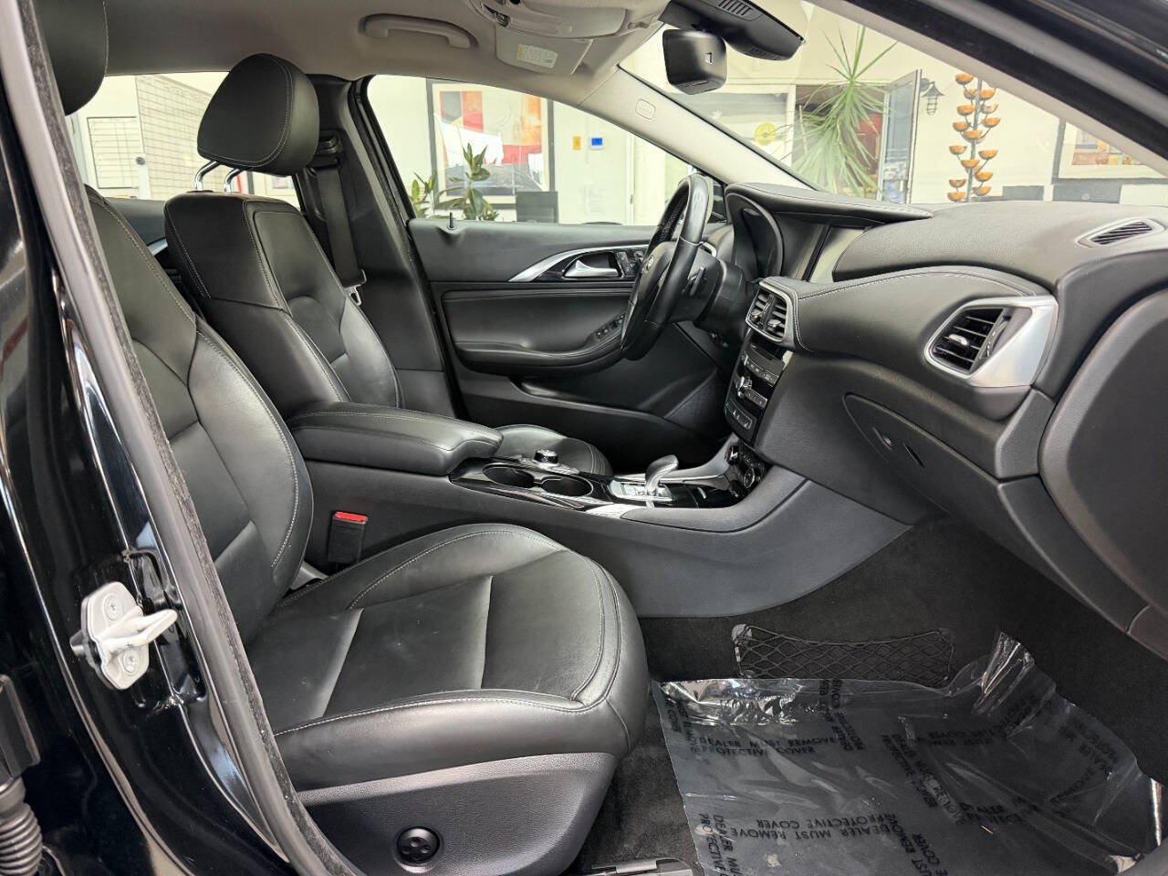 Used 2018 INFINITI QX30 FWD image 17