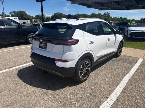 Used 2022 Chevrolet Bolt EUV Premier w/ Sun & Sound Package FWD image 5