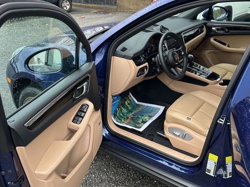 Used 2025 Porsche Macan Base image 4