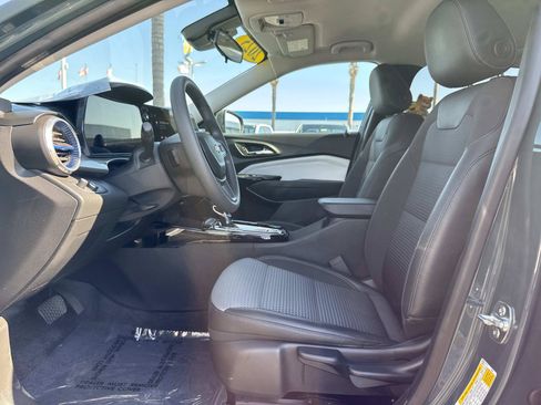 Used 2025 Chevrolet Trax LT FWD image 23