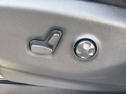Used 2024 Chrysler Pacifica Limited FWD image 13