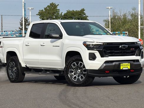 Used 2025 Chevrolet Colorado Z71 w/ Technology Package AWD/4WD image 2