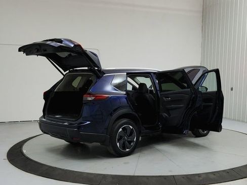 Used 2024 Nissan Rogue SV w/ SV Premium Package image 15