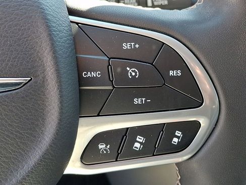 Used 2023 Chrysler Pacifica Touring-L FWD image 27