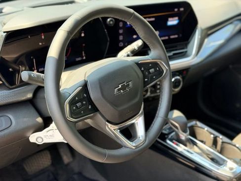 Used 2026 Chevrolet Trax ACTIV w/ Sunroof Package FWD image 8