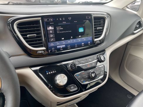 Used 2023 Chrysler Pacifica Touring-L FWD image 21