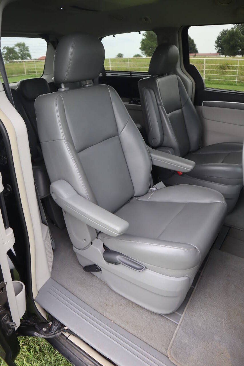 Used 2010 Volkswagen Routan SE FWD image 13