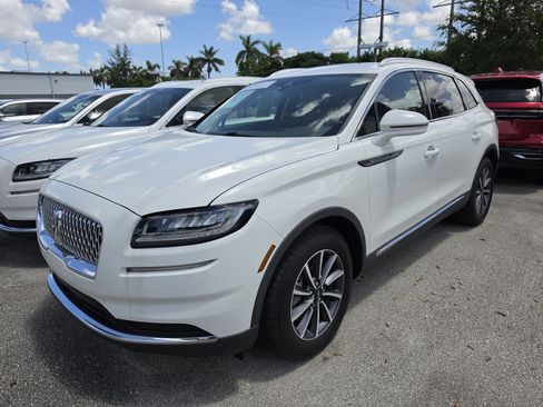 Used 2022 Lincoln Nautilus FWD image 2