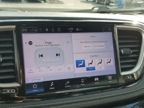 Used 2022 Chrysler Pacifica Touring-L image 18