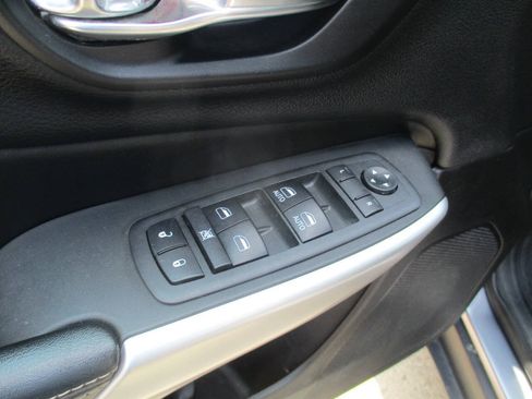 Used 2018 Jeep Cherokee Latitude Plus w/ Comfort/Convenience Group AWD/4WD image 12