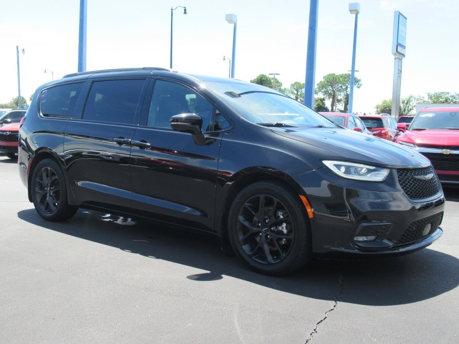 Used 2022 Chrysler Pacifica Limited w/ S Appearance Package FWD image 3