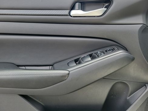 Used 2025 Nissan Altima 2.5 SV FWD image 11