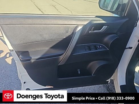 Used 2010 Toyota Highlander SE image 12