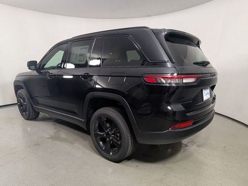 Used 2025 Jeep Grand Cherokee Altitude image 6