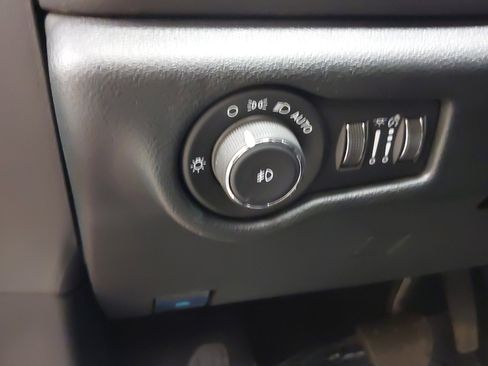 Used 2025 Chrysler Pacifica Select image 23