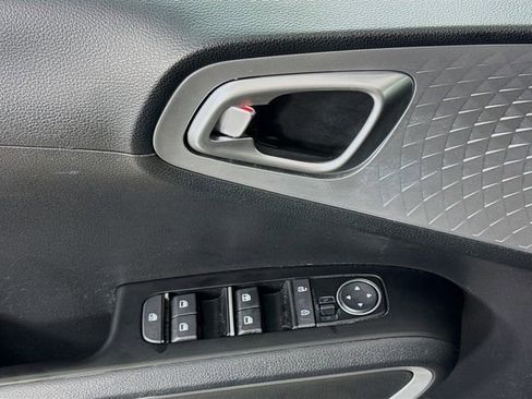 Used 2025 Kia Soul LX w/ LX Technology Package FWD image 17