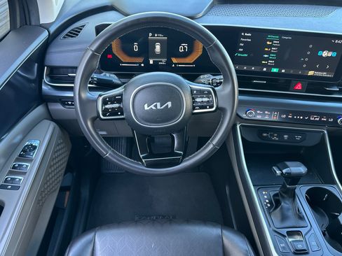 Used 2025 Kia Carnival FWD image 15