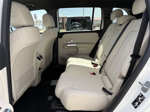 Used 2025 Mercedes-Benz GLB 250 4MATIC image 4