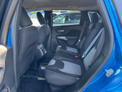 Used 2018 Jeep Cherokee Latitude w/ Altitude Package FWD image 12